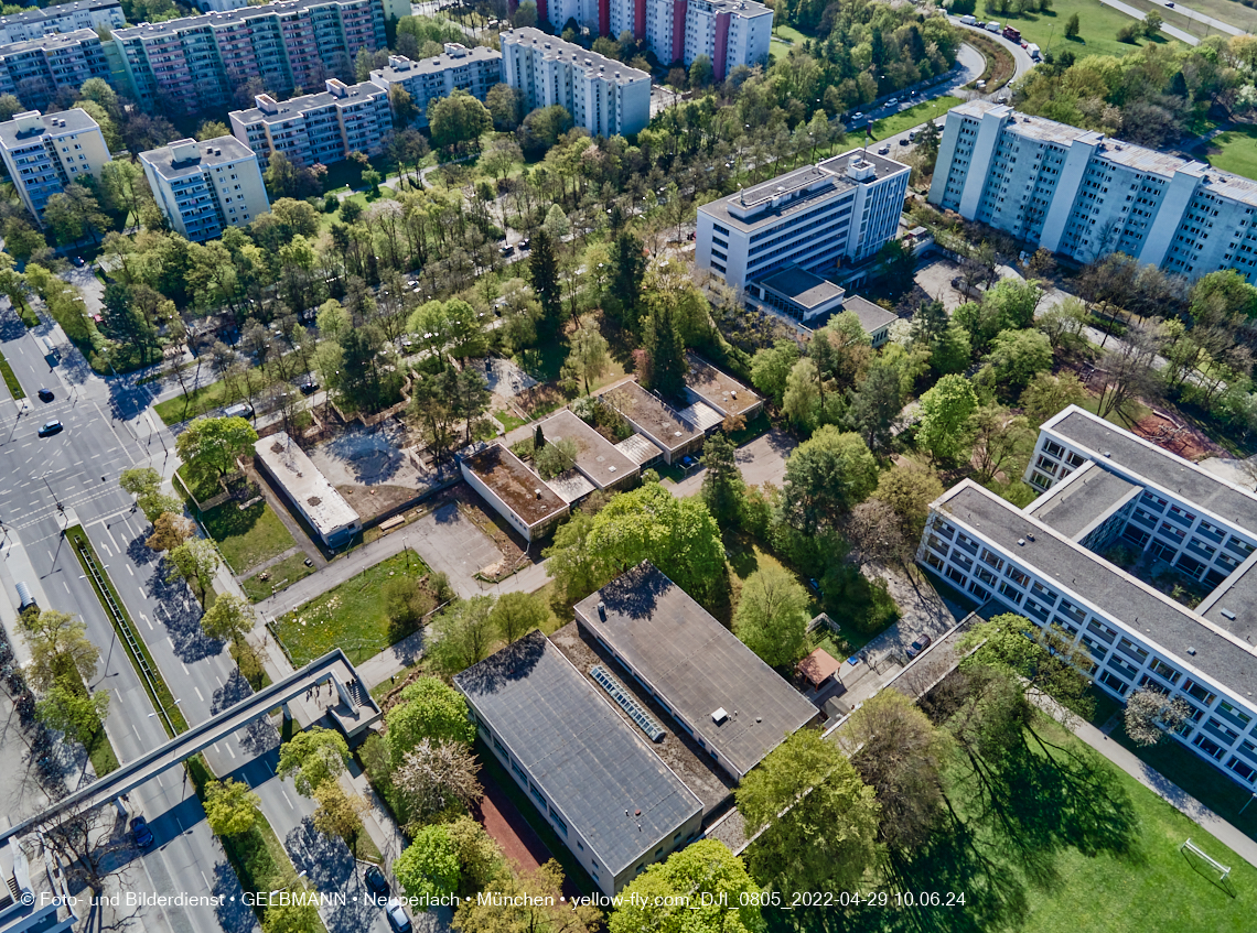 29.04.2022 - Luftbilder von der Baustelle Haus für Kinder in Neuperlach
